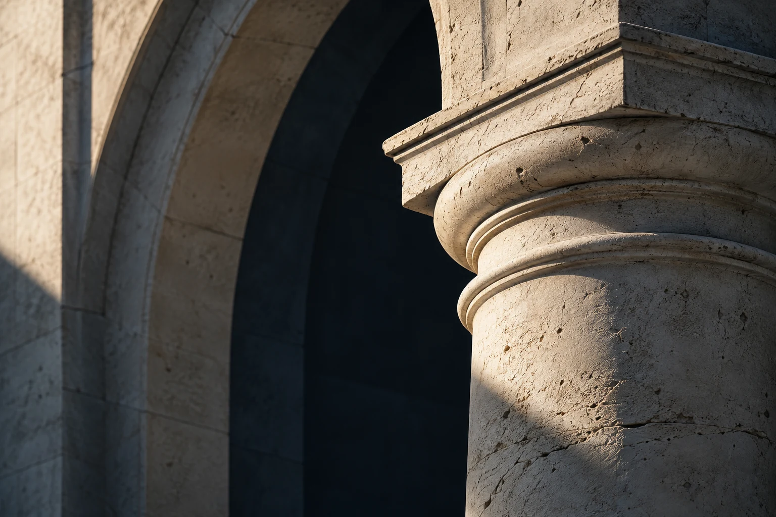 Światło na fakturze jasnego kamienia i łuku architektonicznym - fotografia ilustracyjna